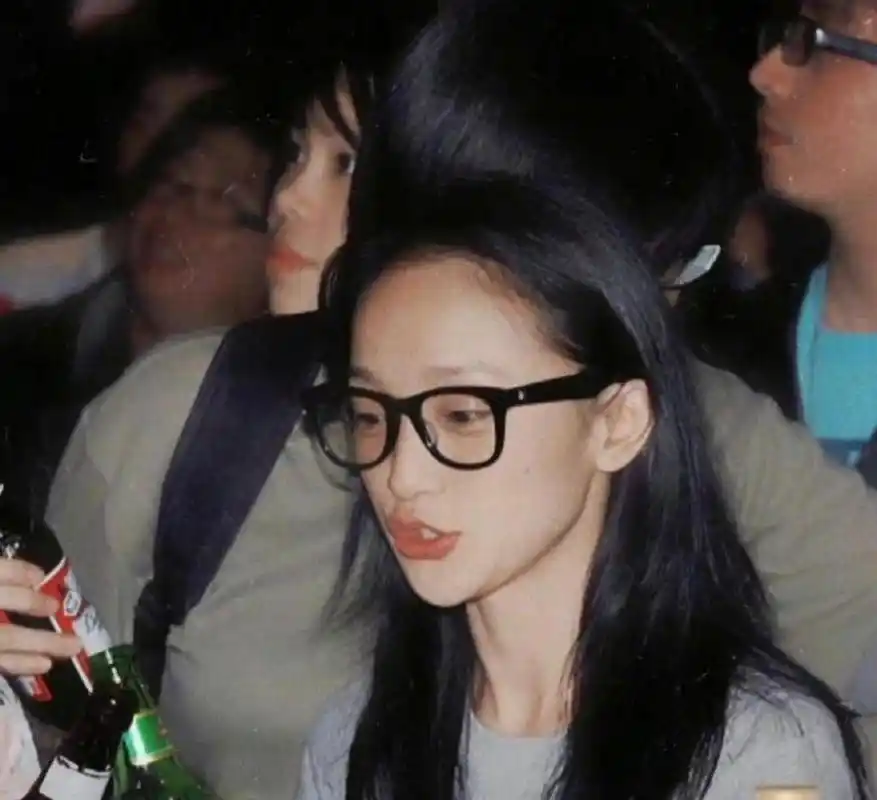 周迅早期素颜照 近日,一组周迅13年前的旧照曝光,照片中迅哥儿身穿