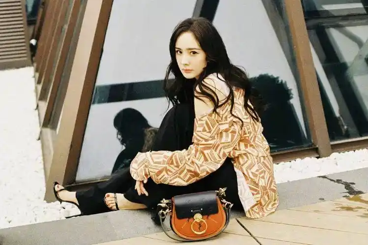 杨幂录新综艺节目被拍到,工装服造型酷飒十足,腿围让人羡慕_气质_阵容