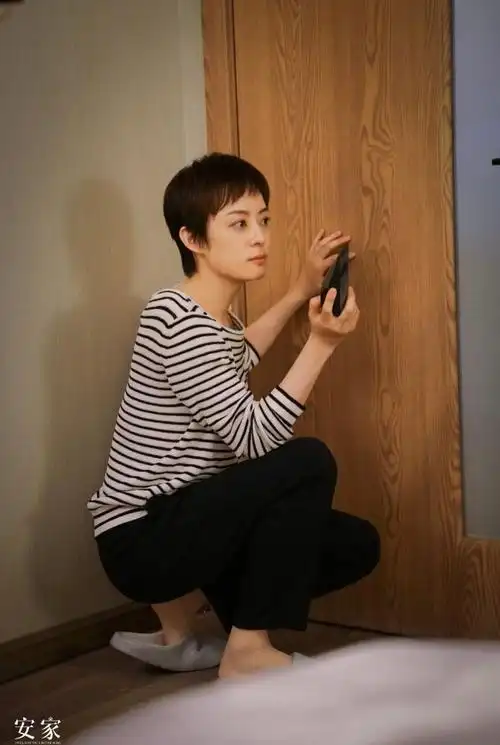 日常生活中,孙俪的搭配都非常简单,比如这种横条纹的t恤穿在她身上就