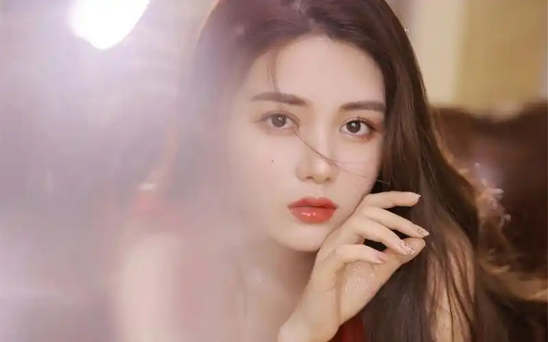 性感美女艳丽红裙写真桌面壁纸