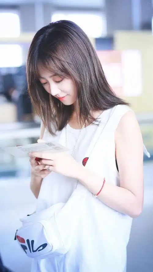 冯薪朵穿白色宽松背心配牛仔短裤现身自推行李笑容灿烂星范十足