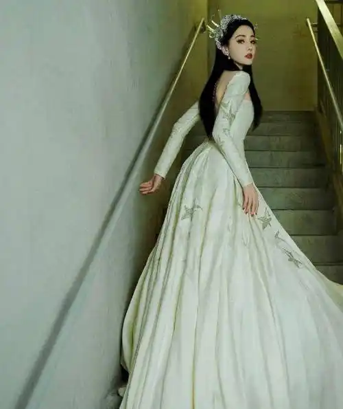 迪丽热巴一袭星星礼服头戴水晶头饰宛若洋娃娃!