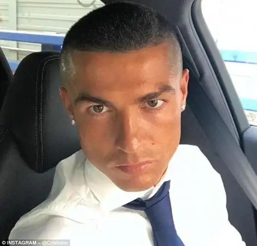 c罗新发型庆祝再捧欧冠 喊话粉丝:喜欢吗?