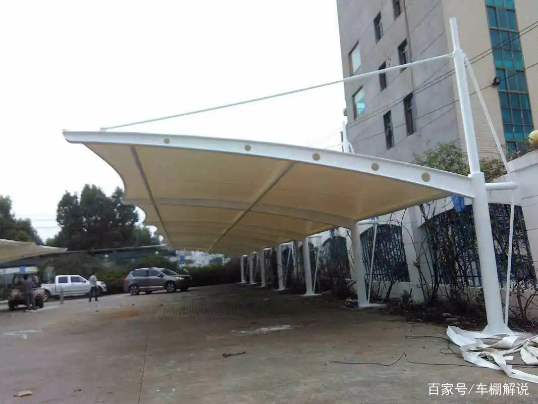 白色篷布做的汽车遮阳棚膜结构自行车棚案例效果图图片