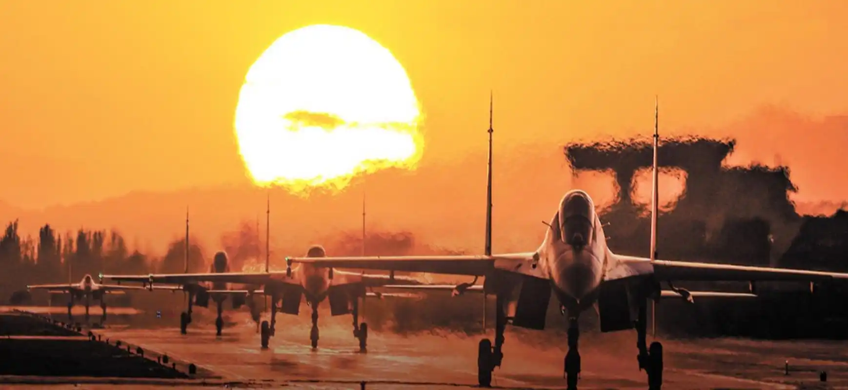 空军西安飞行学院某旅开展跨昼夜飞行训练,这氛围感是真的好.