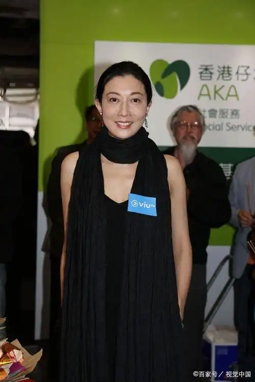 47岁吴绮莉久违露面,妆容精致气色好,一身黑色系太有港姐范儿