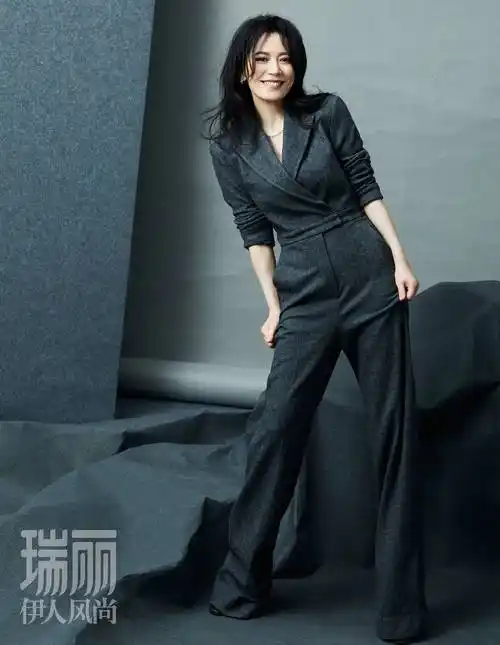 俞飞鸿封面大片曝光 大衣半垮露香肩性感迷人