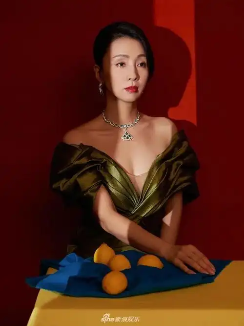 陶虹穿牛油果绿深v长裙太妩媚了雪肤娇嫩性感迷人