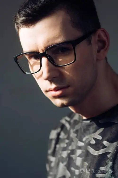 戴眼镜的聪明人的时尚风格照片-正版商用图片0swm2z-摄图新视界