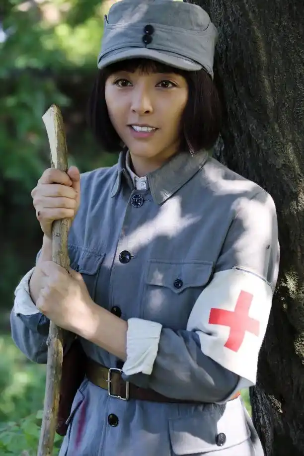 因为剧中设计部分国共合作的情节,因此还出现了八路军装和国军钢盔的