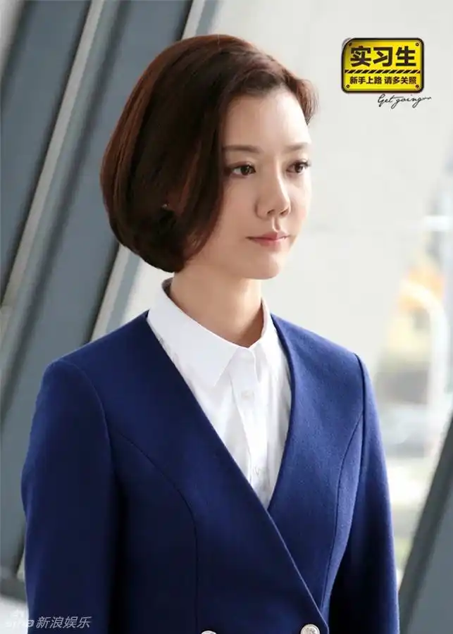 车晓留着清爽短发,身着简洁干练的ol职业装,散发着高冷范儿,彰显白领