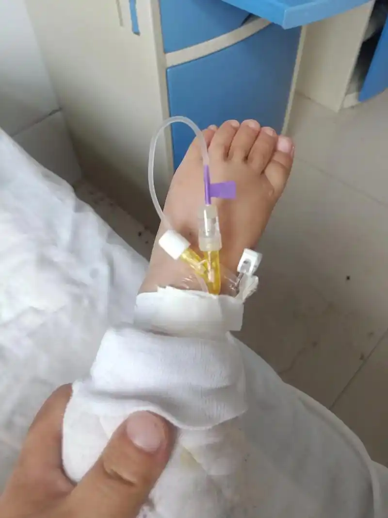 懂事的宝宝#输液中#健康最重要#陪伴成长的每个瞬间 #坚强 - 抖音