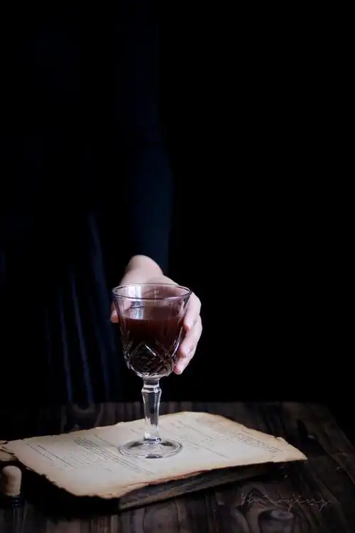 暗调摄影酒杯葡萄美酒夜光杯我没有美酒也没有夜光杯可是我