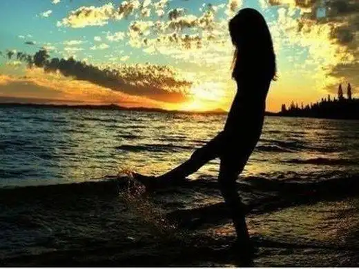 黄昏下一个人孤单的照片(10)_唯美图片