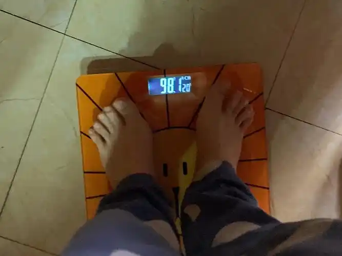 各种油炸食品第四天:一大盆麻辣烫第五天体重104斤 长胖了将近7斤!