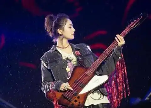 缝纫机乐队丁建国扮演者是谁丁建国写的歌是谁唱的