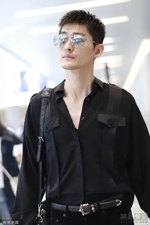 张翰穿黑色系look酷劲足发型清爽大秀长腿