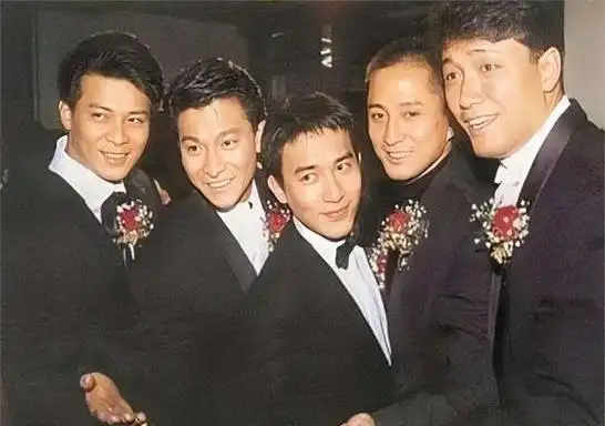 当时,邵逸夫给黄日华,苗侨伟,汤镇业,刘德华和梁朝伟这五位艺人起了一