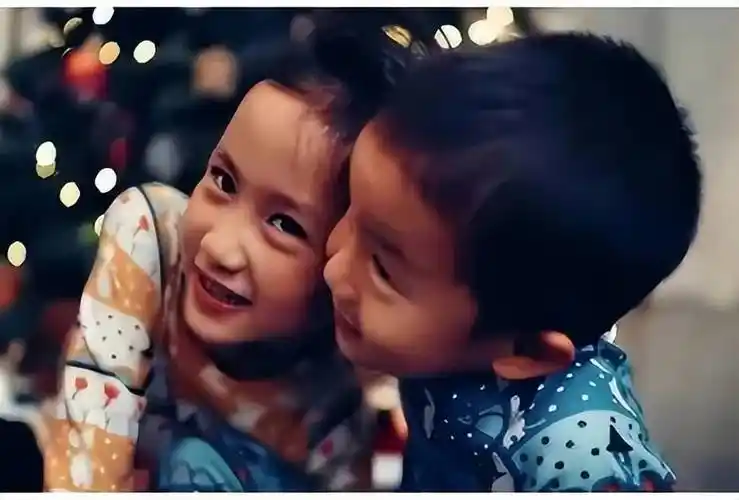 黄磊三胎儿子曝光:大眼圆圆可爱模样酷似父亲_家庭_照片_人们