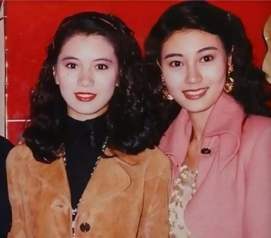 两届港姐冠军李嘉欣和袁咏仪同框合影,谁更胜一筹?