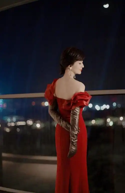 不止黑白灰50岁女性如何穿得大气优雅看赵雅芝给我们做示范