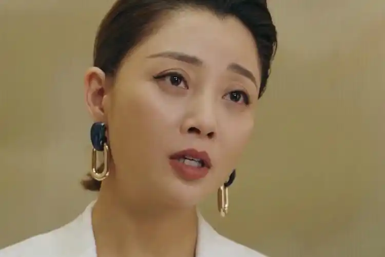 《正青春》职场如战场,殷桃一改小女人形象,一出场就气场全开