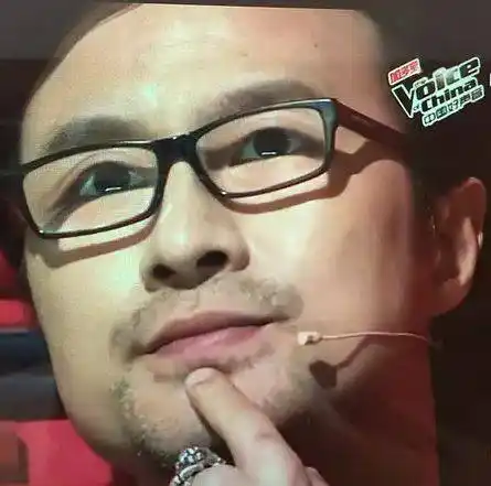 除了戴眼镜与不戴眼镜长相差别大 汪峰老师的卡姿兰大眼睛也成为关注