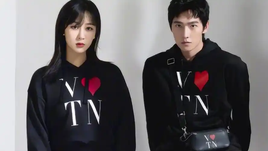 杨洋杨紫七夕大片cp感十足,文化衫穿搭很养眼