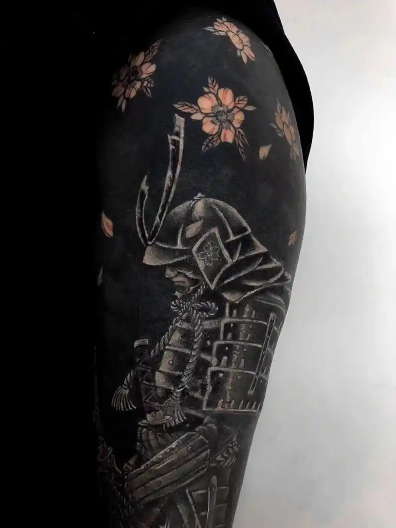 黑臂纹身 之前己经经历过两次纹身遮盖,到我这的时候他己经打算刷全黑