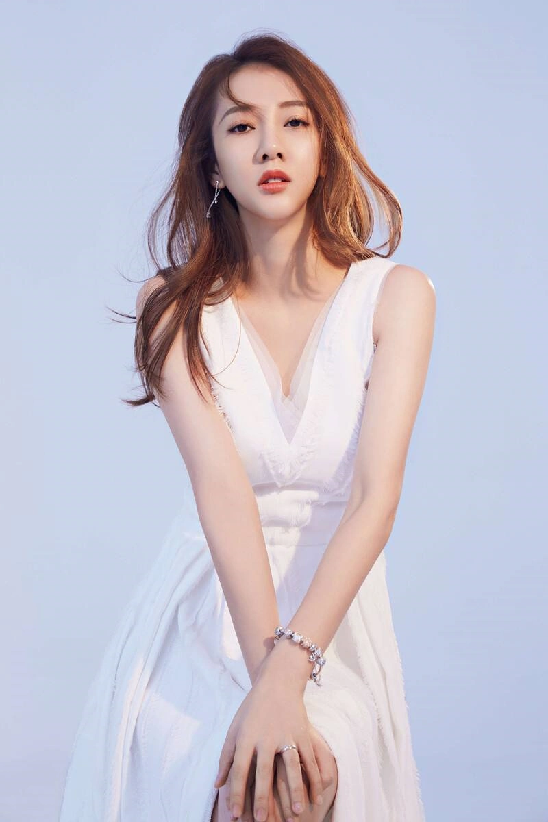 广西美女歌手弦子又美又飒,身材曲线完美