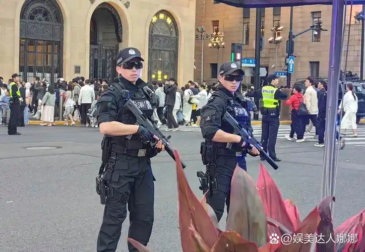 也太帅了吧!近日上海外滩执勤的特警手持cs/ls2冲锋枪,英姿飒爽!