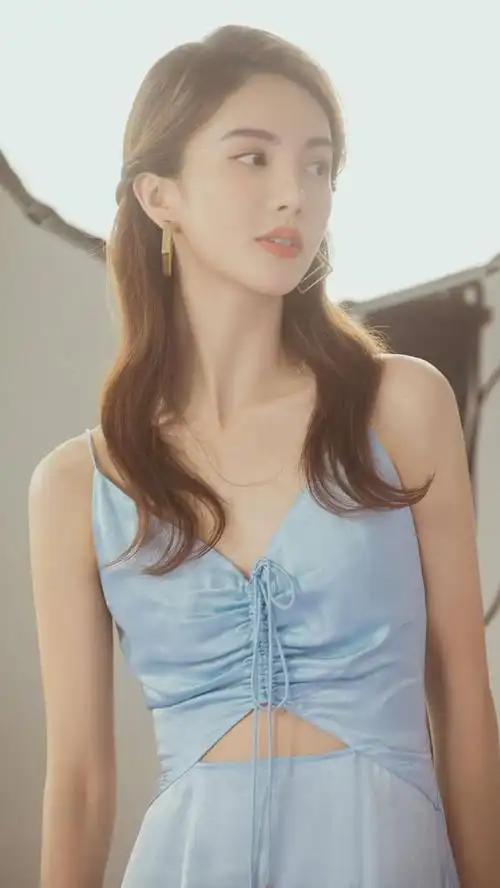 演员金晨,舞姿优美,身材高挑,来看美照