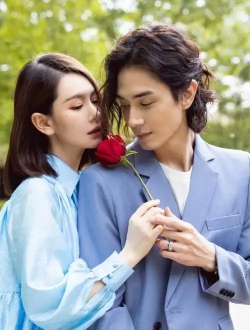 这下戚薇不能不回李承铉消息了##李承铉追戚薇追到战至巅峰了