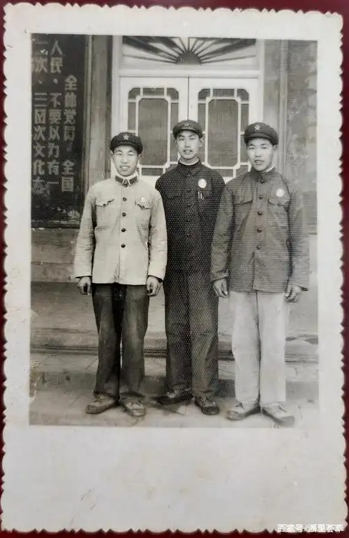从一张照片,看上世纪60年代的军人!他们的军装朴素到难以想象!