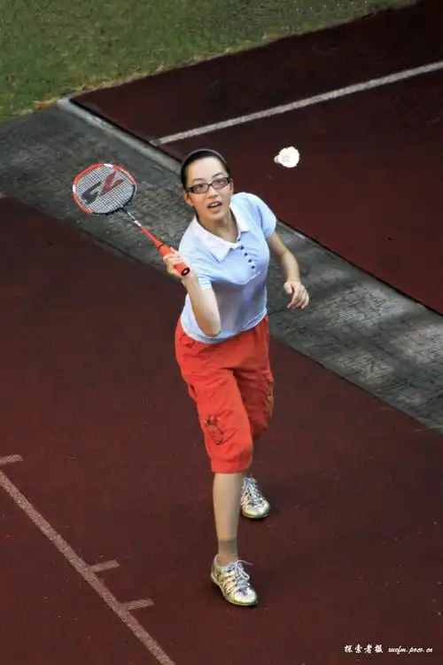 标题:远摄打羽毛球的女孩