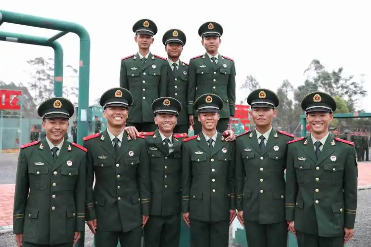 武警防城港支队:新兵承训点开展授衔暨宣誓仪式