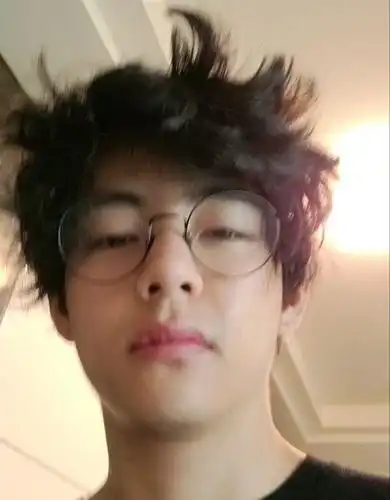 bts金泰亨晒无包袱自拍南韩颜霸戴眼镜顶鸡窝头猛虎变奶狗