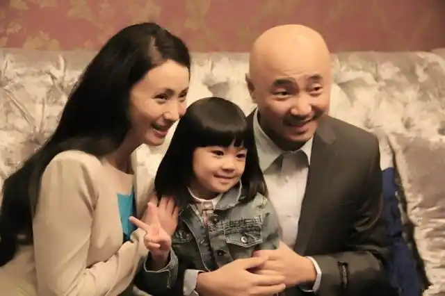 徐峥一家三口看电影,结婚16年夫妻俩外貌变化大,女儿样貌像陶虹