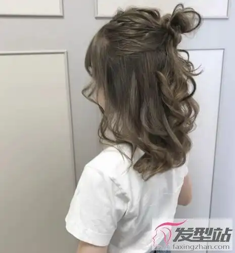 女生半丸子头 烫发发型 集时髦减龄于一身的发型快来pick_发型站_最新