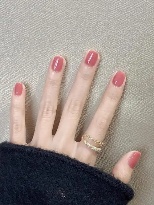 淡雅粉指甲的魅力