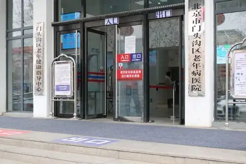 我院实行封闭管理,在"第一道防线"医院大门口,"第二道防线"门诊入口