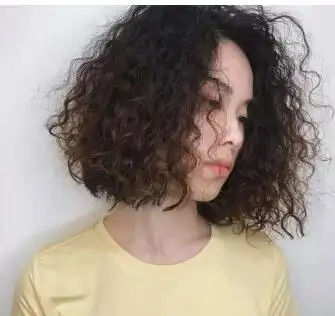 女生方便面卷发发型图片