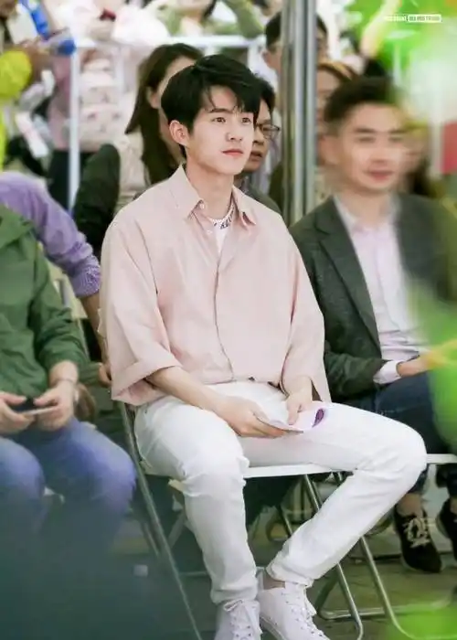 此前在袁弘的婚礼上,由于伴郎团成员有胡歌,彭于晏,马天宇,刘昊然,被