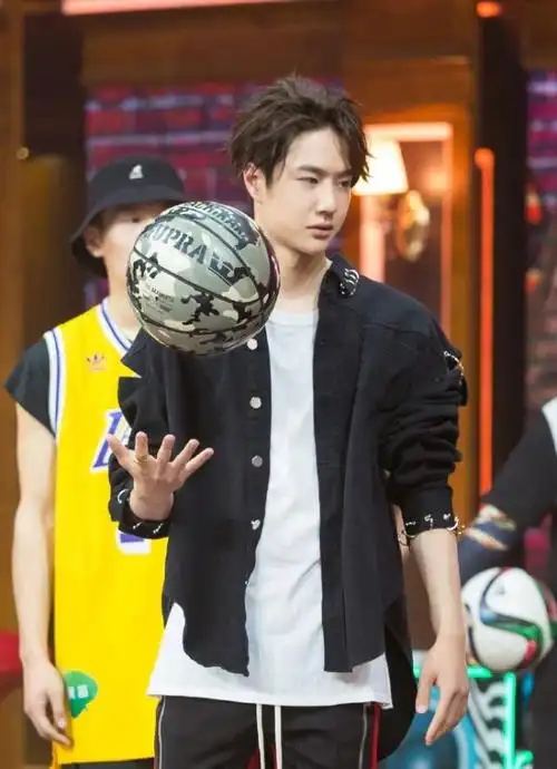 不说话花瓶18岁的王一博为什么可以成为天天向上主持人