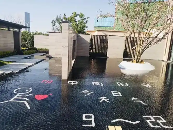 春是水波里的温度水系里的春这些石子堆叠的创作,也是恰逢其时的文艺.