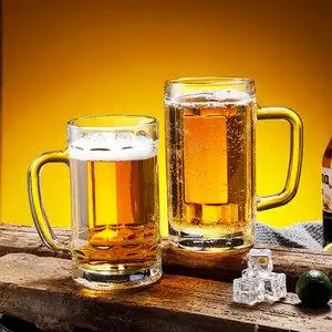 喝啤酒的大杯子图片