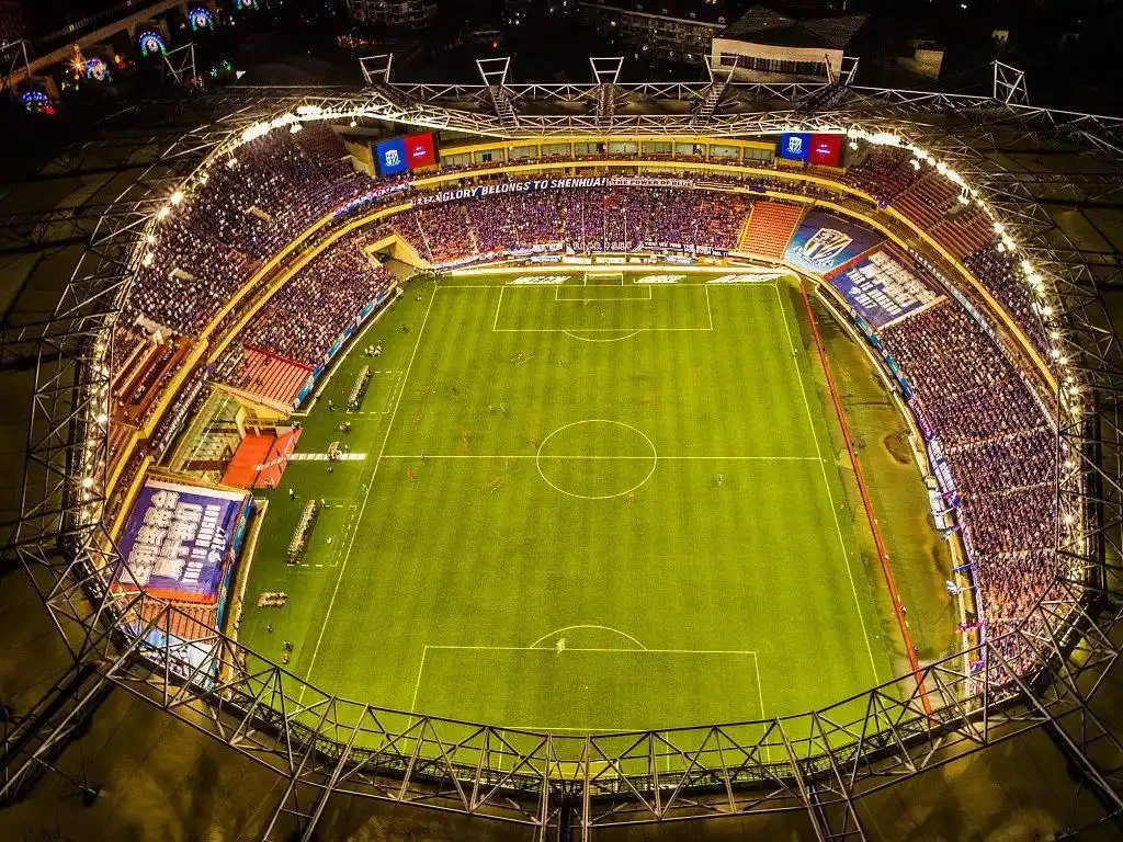 所有的足球场地都是半封闭的,在球场的正上方就是一个巨大的空圆洞,没