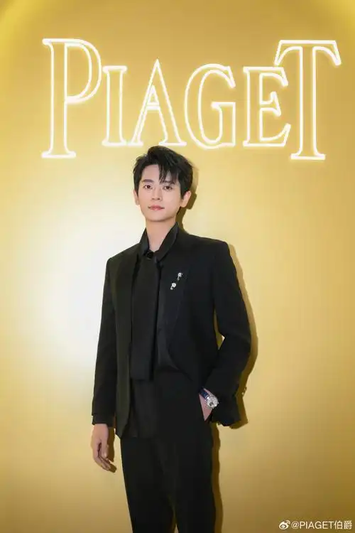 演员@丞磊将#rosepassion#系列高级珠宝耳环巧作胸针佩戴,耀目亮相