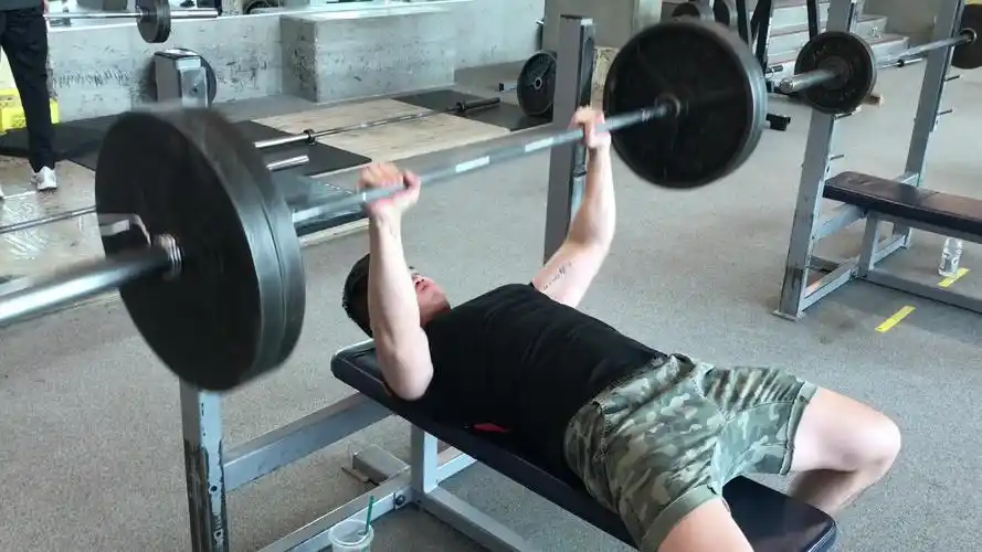 杠铃卧推100kgx8(79.3kg)