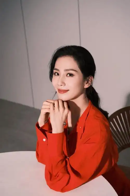 刘诗诗红衣写真曝光 对镜头微笑温婉迷人_凤凰网娱乐_凤凰网